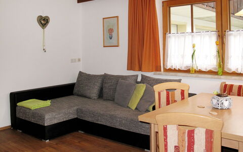 Alpbach 633: Meubles, Pièce, Salon, Propriété, Design Intérieur, Sol, Canapé, Bâtiment, Mur, Maison