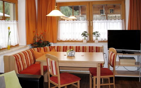 Alpbach 633: Pièce, Meubles, Design Intérieur, Propriété, Bâtiment, Table, Salon, Salle À Manger, Rideau, Maison