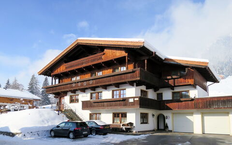 Alpbach 633: Ciel, Nuage, Bâtiment, Roue, Neige, Voiture, Fenêtre, Maison, Architecture