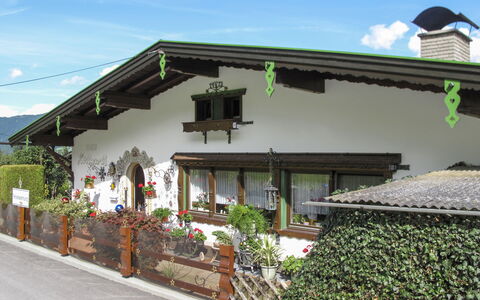 Höllwarth: Nuage, Ciel, Plante, Propriété, Bâtiment, Architecture, Ombre, Design Urbain, Chalet, Porte