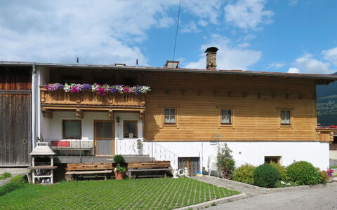 Punggerhof: Nuage, Ciel, Plante, Bâtiment, Fenêtre, Architecture, Lot Terre, Porte, Éclairage Public, Zone Résidentielle