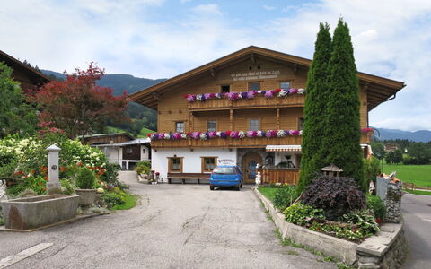 Punggerhof: Propriété, Bâtiment, Maison, Immobilier, Domicile, Ciel, Biens, Architecture, Zone Résidentielle, Arbre