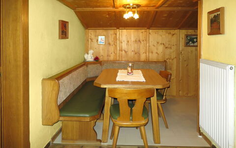 Hexenhäusl: Pièce, Propriété, Meubles, Bâtiment, Table, Maison, Design Intérieur, Sol, Cuisine, Plafond