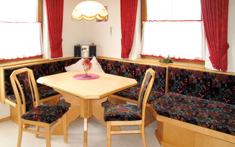 Wildauer: Pièce, Meubles, Propriété, Table, Design Intérieur, Sol, Salle À Manger, Bâtiment, Rideau, Maison