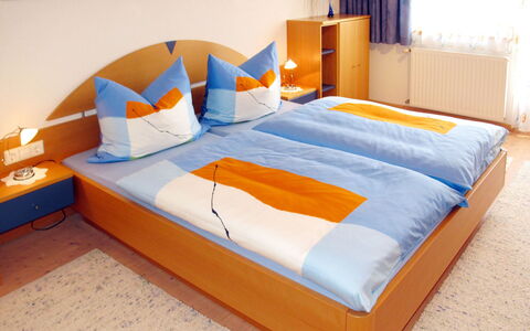 Wildauer: Lit, Meubles, Drap De Lit, Literie, Matelas, Chambre, Pièce, Cadre De Lit, Orange, Matelas