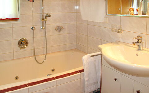 Wildauer: Salle De Bains, Propriété, Pièce, Robinet, Tuile, Mur, Baignoire, Sol, Luminaire Plomberie, Accessoire Salle De Bain