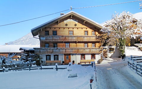 Zell am Ziller 608: Ciel, Neige, Bâtiment, Fenêtre, Pente, Arbre, Maison, Zone Résidentielle, Toit, Paysage