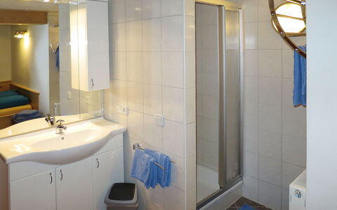 Egger: Salle De Bains, Pièce, Propriété, Accessoire Salle De Bain, Design Intérieur, Mur, Bâtiment, Luminaire Plomberie, Sol, Tuile