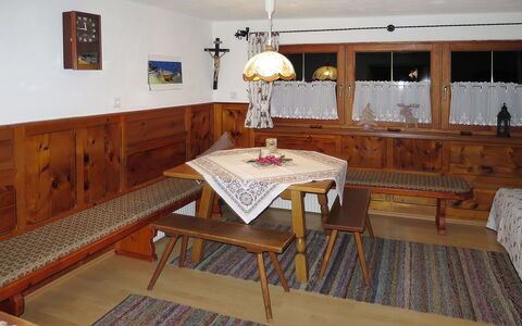 Egger: Pièce, Meubles, Propriété, Table, Salle À Manger, Bâtiment, Dur, Sol, Design Intérieur, Maison