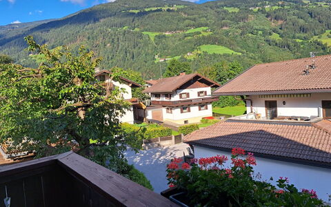 Landhaus Taxacher: Nuage, Ciel, Bâtiment, Propriété, Montagne, Fenêtre, Lumière, La Nature, Bleu Azur, Plante