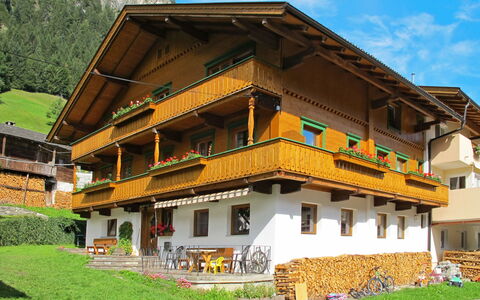 Rieplerhof: Plante, Bâtiment, Nuage, Propriété, Ciel, Fenêtre, Vert, Architecture, Maison, Bois