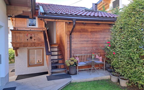 Wegscheider: Plante, Fleur, Bâtiment, Pot De Fleur, Ciel, Plante D'Appartement, Bois, Fenêtre, Zone Résidentielle, Chalet