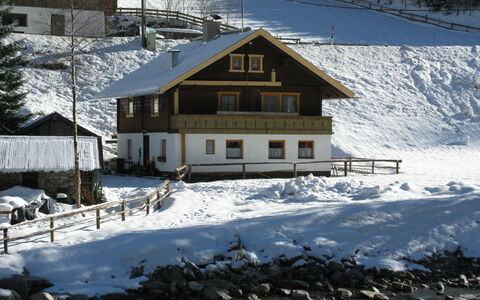 Farm Eben: Neige, Fenêtre, Bâtiment, Lumière, Arbre, Pente, Bois, Maison, Plante