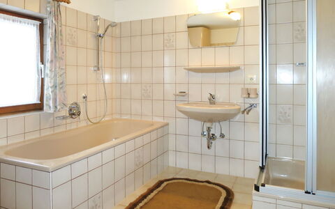 Ratschnhof: Salle De Bains, Pièce, Tuile, Propriété, Accessoire Salle De Bain, Design Intérieur, Luminaire Plomberie, Armoire De Toilette, Sol, Mur