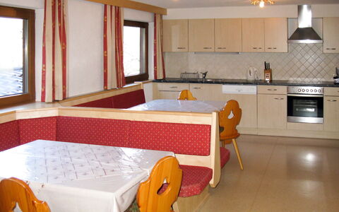 Ratschnhof: Pièce, Meubles, Propriété, Bâtiment, Design Intérieur, Sol, Immobilier, Cuisine, Cabinetry, Maison