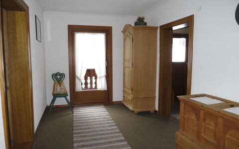 Ratschnhof: Meubles, Porte, Bâtiment, Bois, Design Intérieur, Sol, Tache De Bois, Sol, Tiroir
