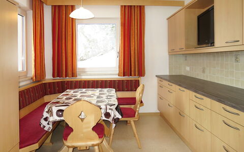 Ratschnhäusl: Pièce, Propriété, Meubles, Design Intérieur, Sol, Bâtiment, Plafond, Mur, Cabinetry, Maison