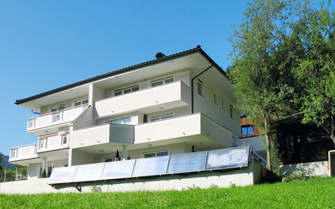 Hanser: Ciel, Plante, Bâtiment, Fenêtre, Arbre, Lot Terre, Ombre, Bois, Design Urbain, Façade