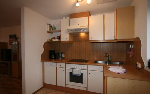 Margit: Marron, Cabinetry, Comptoir, Robinet, Évier, Propriété, Evier, Bâtiment, Cuisinière, Cuisine