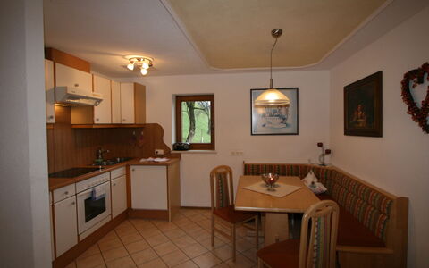 Margit: Propriété, Meubles, Cabinetry, Cadre, Comptoir, Bois, Table, Sol, Chaise, Design Intérieur