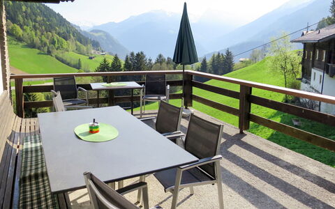 Oberhaus: Propriété, Montagne, Maison, Pièce, Bâtiment, Table, Chaîne De Montagnes, Vacances, Meubles, Station De Montagne