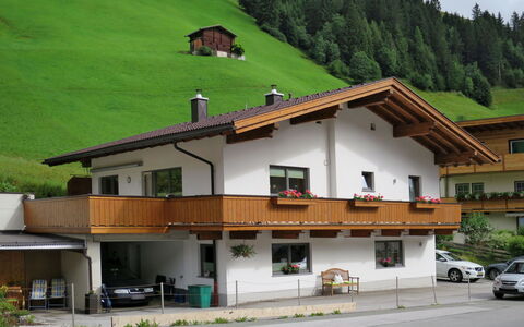 Haus Alina: Plante, Bâtiment, Propriété, Fenêtre, Vert, Arbre, Montagne, Maison, Voiture, Lot Terre