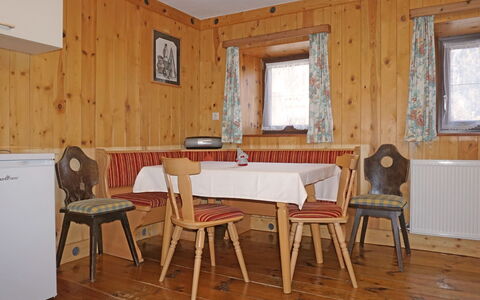 Helena: Table, Meubles, Bâtiment, Fenêtre, Cabinetry, Chaise, Bois, Design Intérieur, Sol, Sol