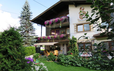 Mathoy: Plante, Fleur, Bâtiment, Ciel, Fenêtre, Maison, Chalet, Arbre, Nuage, Arbuste
