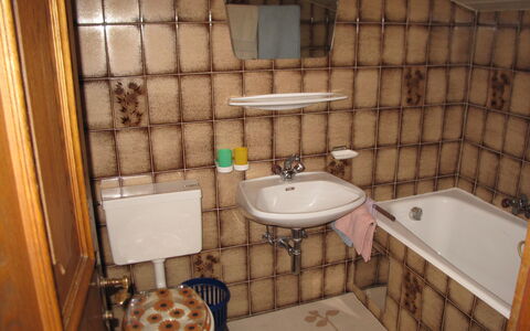 Mathoy: Marron, Robinet, Luminaire Plomberie, Propriété, Baignoire, Évier, Lavabo, Salle De Bains, Violet, Design Intérieur