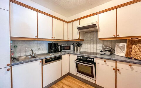 Moosbichl: Cuisine, Bois, Sol, Comptoir, Cabinetry, Appareil De Cuisine, Design Intérieur, Sol, Meubles, Principaux Appliance