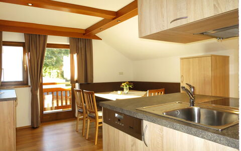 Alpenblick: Comptoir, Propriété, Pièce, Meubles, Cuisine, Cabinetry, Bâtiment, Sol, Design Intérieur, Dur