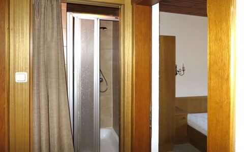 Alpenblick: Propriété, Porte, Pièce, Architecture, Bâtiment, Automotive Exterieur, Bois, Maison, Poignée De Porte, Verre