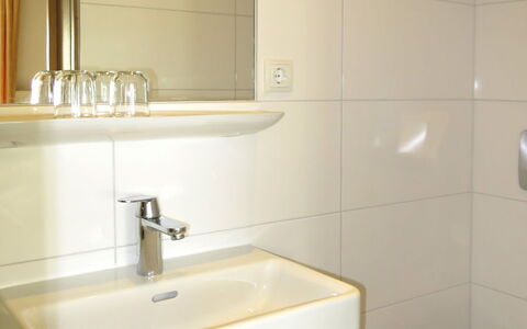 Alpenblick: Salle De Bains, Propriété, Pièce, Robinet, Luminaire Plomberie, Mur, Tuile, Design Intérieur, Architecture, Accessoire Salle De Bain