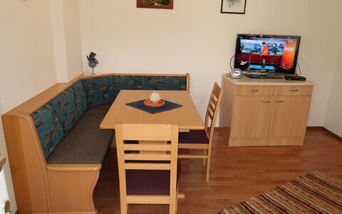 Frisch: Table, Meubles, Propriété, Cadre, Bâtiment, Bois, Maison, Chaise, Design Intérieur, Jaune