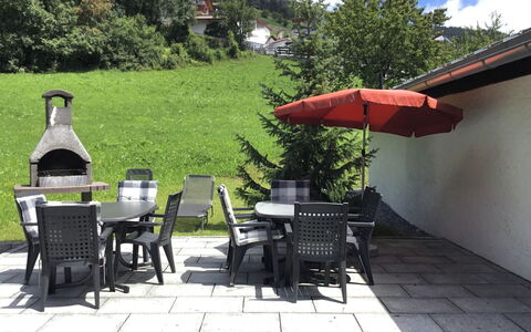 Jagdhaus Biedenegg: Table, Propriété, Meubles, Nuage, Ciel, Plante, Parapluie, Chaise, Ombre, Tableau De Plein Air