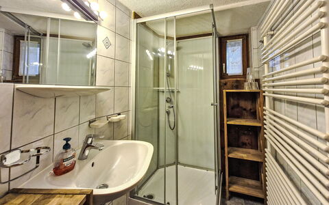 Hackenschmiede: Miroir, Robinet, Évier, Luminaire Plomberie, Lavabo, Salle De Bains, Sol, Mur, Sol