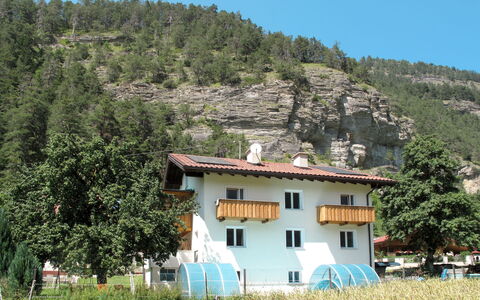 Aster: Plante, Ciel, Bâtiment, Montagne, Propriété, Écorégion, Arbre, Maison, Fenêtre, Paysage Naturel