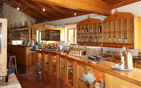 Aster: Meubles, Bâtiment, Comptoir, Bar, Étagère, Bois, Design Intérieur, Cabinetry, Cuisine, Immobilier