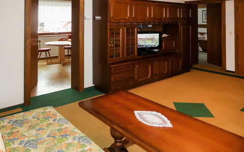 Martina: Meubles, Propriété, Cabinetry, Bâtiment, Bois, Table, Télévision, Design Intérieur, Sol, Sol
