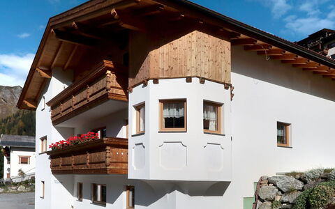 Bergkristall: Ciel, Propriété, Bâtiment, Plante, Nuage, Fenêtre, Bois, Maison, Architecture