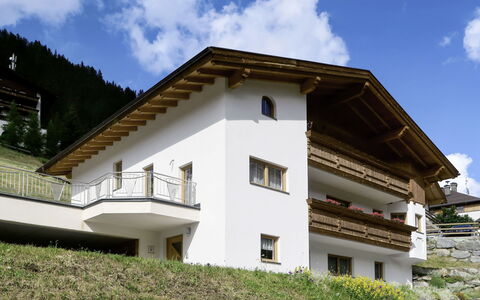 Bergkristall: Nuage, Ciel, Bâtiment, Plante, Fenêtre, Maison, Lot Terre, Chalet, Pente