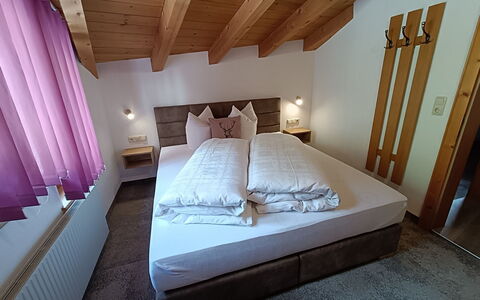 Erna: Meubles, Bâtiment, Confort, Bois, Cadre De Lit, Maison, Architecture, Design Intérieur, Ombre