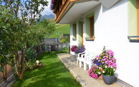 Schranz: Plante, Bâtiment, Fleur, Pot De Fleur, Plante D'Appartement, Maison, Botanique, Ciel, Quartier, Chalet