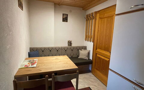 Maria: Meubles, Propriété, Table, Bâtiment, Maison, Bois, Confort, Sol, Sol, Dur