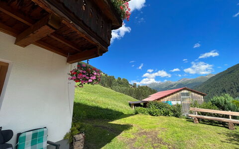 Maria: Ciel, Plante, Propriété, Nuage, Bâtiment, Vert, Bois, Montagne, Biome, Herbe