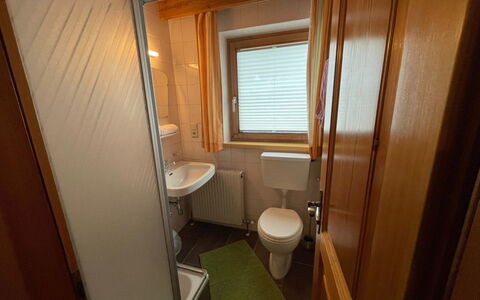 Maria: Marron, Fenêtre, Bâtiment, Luminaire Plomberie, Évier, Lavabo, Bois, Design Intérieur, Siège De Toilette