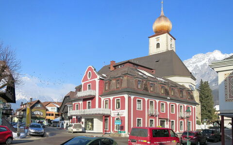 Reinbacher: Roue, Voiture, Ciel, Véhicule, Bâtiment, Fenêtre, Infrastructure