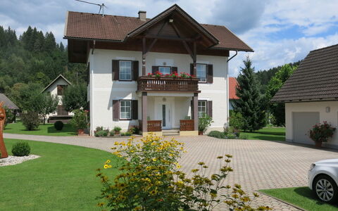 Wiegele: Plante, Ciel, Nuage, Bâtiment, Propriété, Fenêtre, Roue, Voiture, Maison