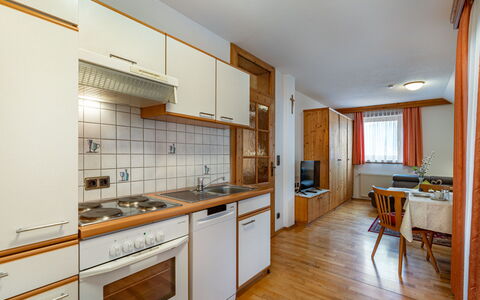 Arriach 605: Design Intérieur, Appartement, Pièce, Plafond, Cabinetry, Comptoir, Bureau, Tache De Bois, Chaise, Dur