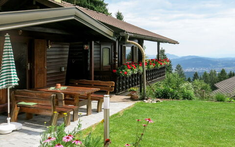 Saurachberghütte: Propriété, Maison, Cour, Chalet, Bâtiment, Domicile, Immobilier, Patio, Herbe, Arrière-Cour